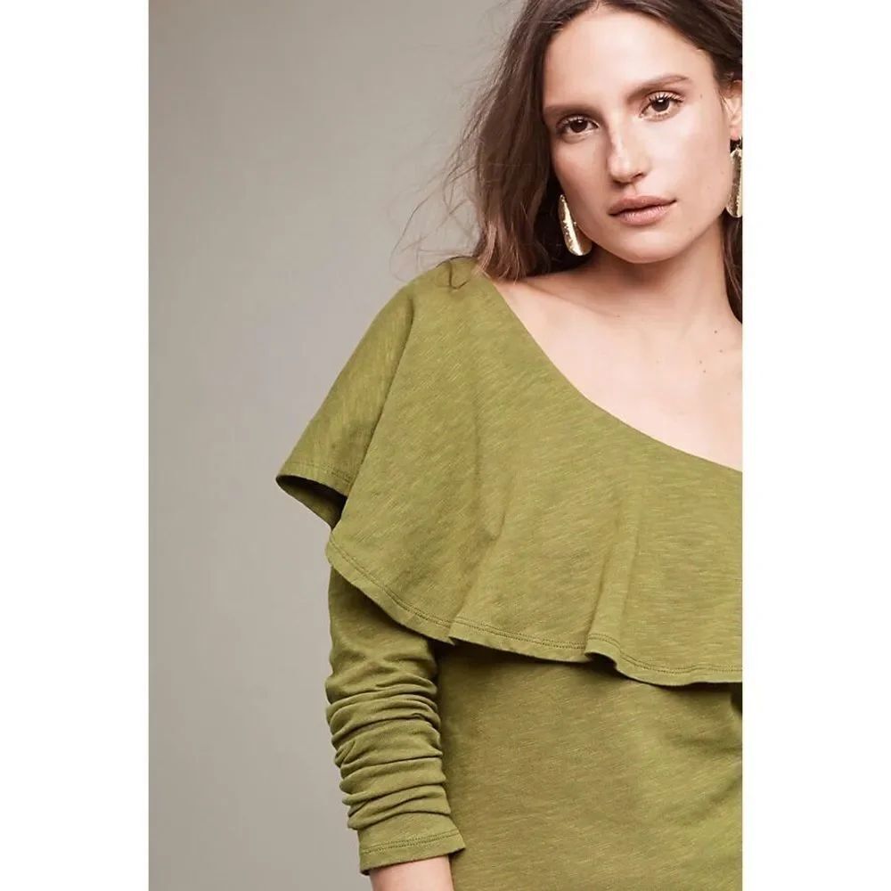 ✨HP✨Asymmetrical Ruffle Top✨ - Picture 3 of 3